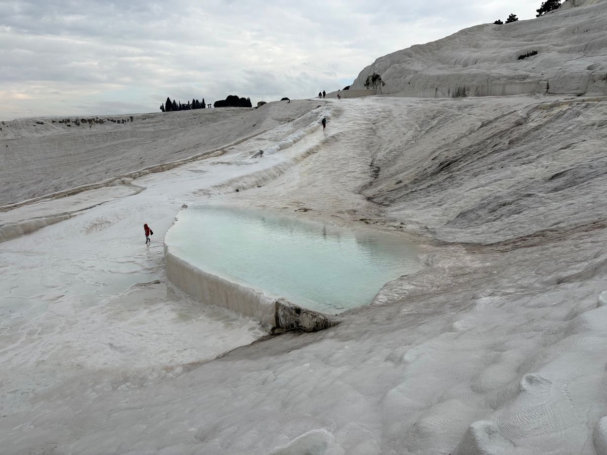 パムッカレ　石灰棚の中
温度はぬるめ
一番上のテラスではお湯が枯れた棚があ...