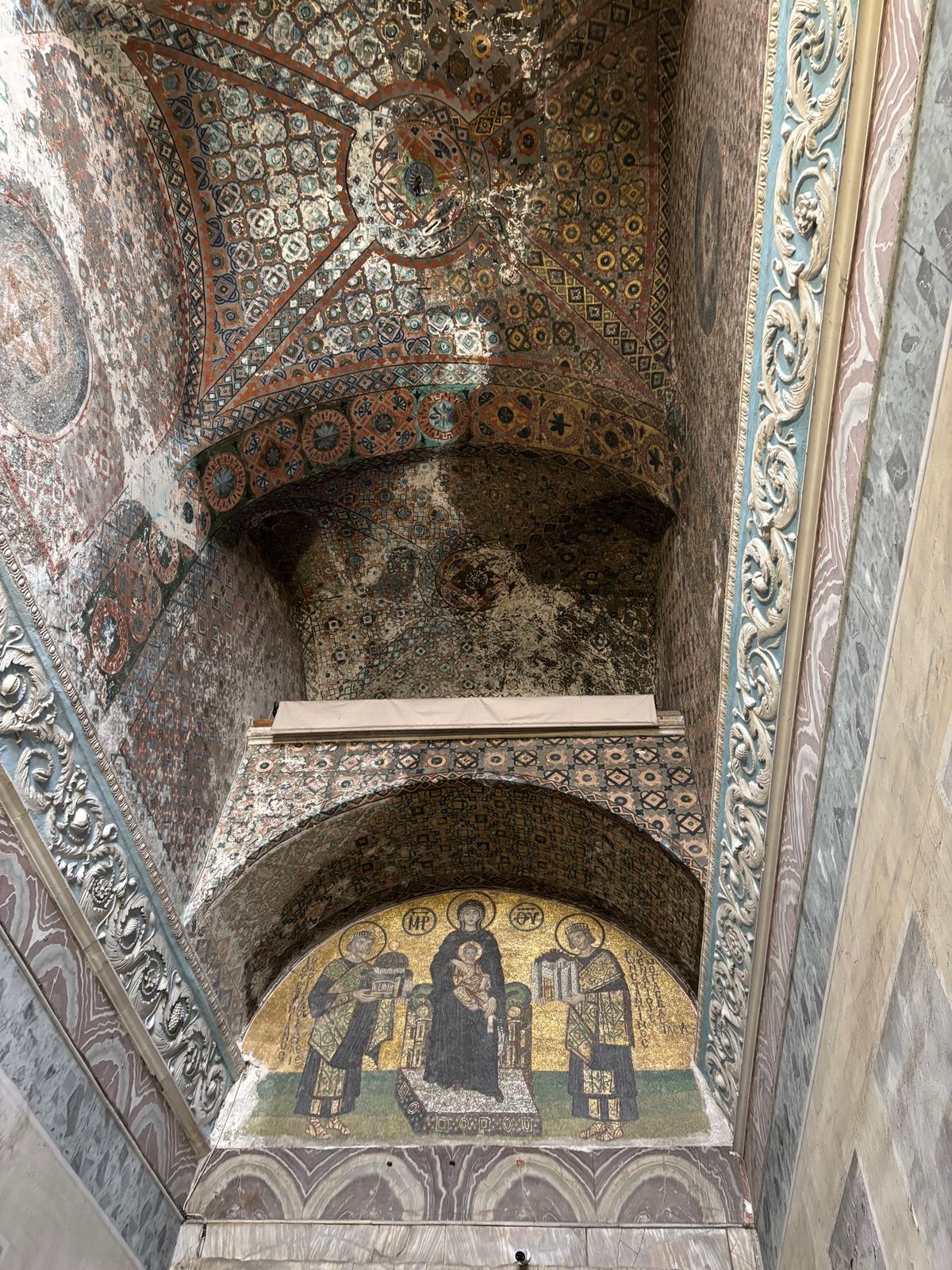 イスタンブール　アヤソフィア
ところどころにキリスト教の遺構があります