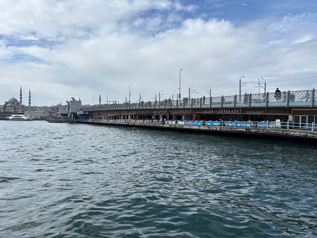 イスタンブール　ガラタ橋
サバサンドをマリオのお店で買いました