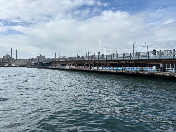 トルコ・イスタンブール「トルコ旅行」の写真：イスタンブール　ガラタ橋
サバサンドをマ...