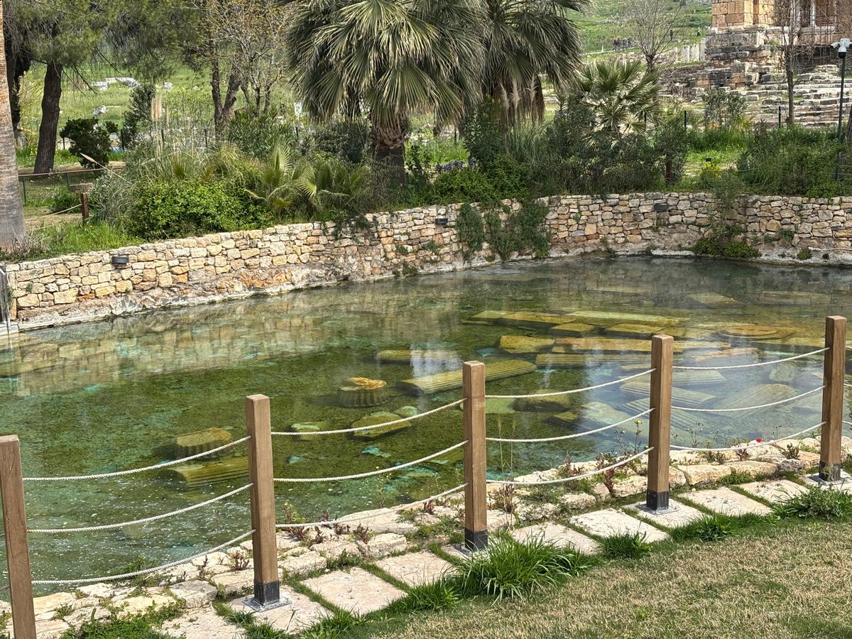 パムッカレ　Cleopatra Antique Pools
閉鎖中
中に遺...