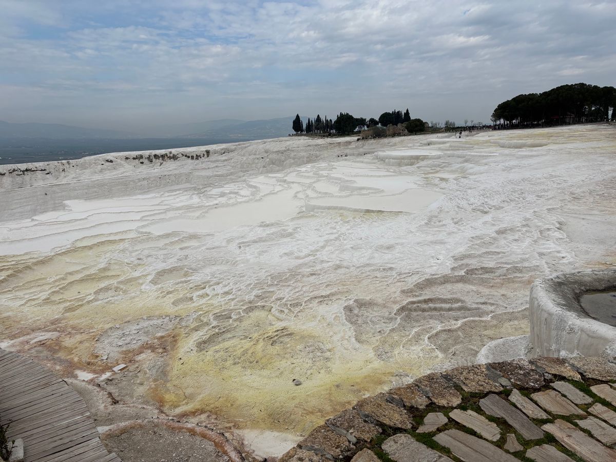 パムッカレ　石灰棚の中
温度はぬるめ
一番上のテラスではお湯が枯れた棚があ...