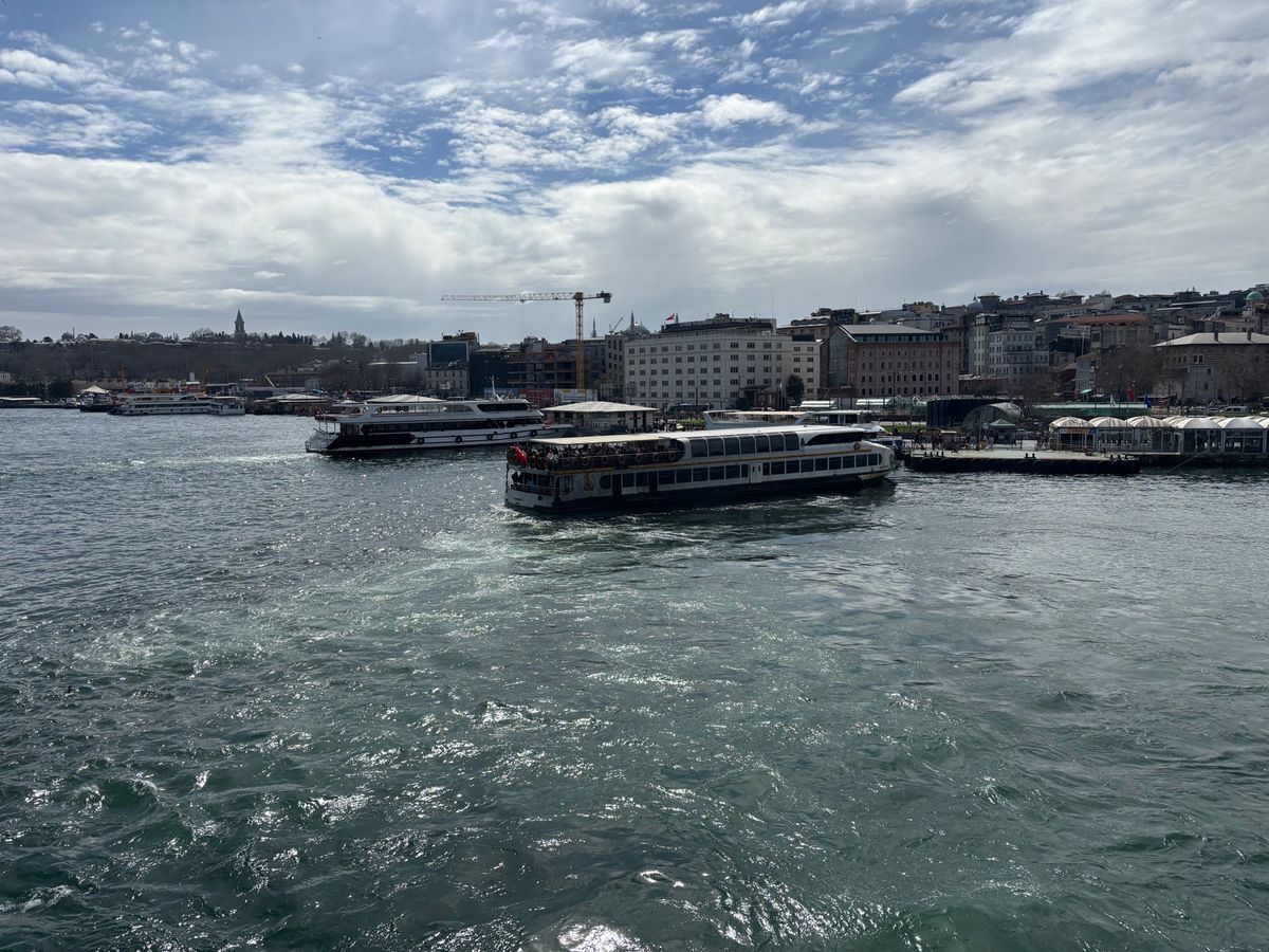 イスタンブール　ガラタ橋
サバサンドをマリオのお店で買いました