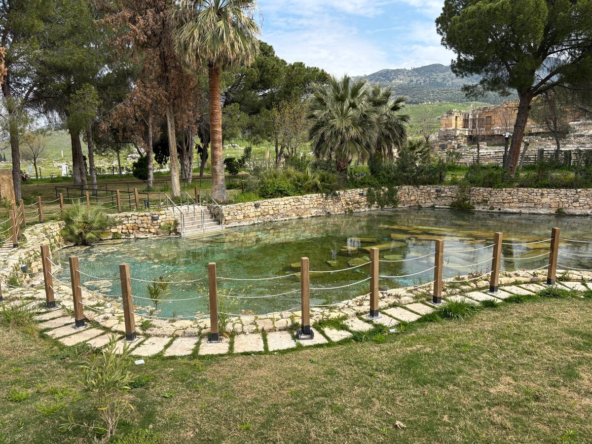 パムッカレ　Cleopatra Antique Pools
閉鎖中
中に遺...