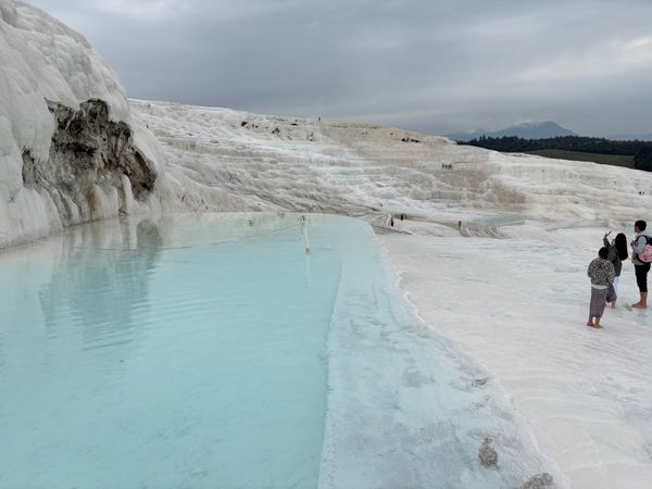 トルコ・イスタンブール「トルコ旅行」の写真：パムッカレ　石灰棚の中
温度はぬるめ
一...