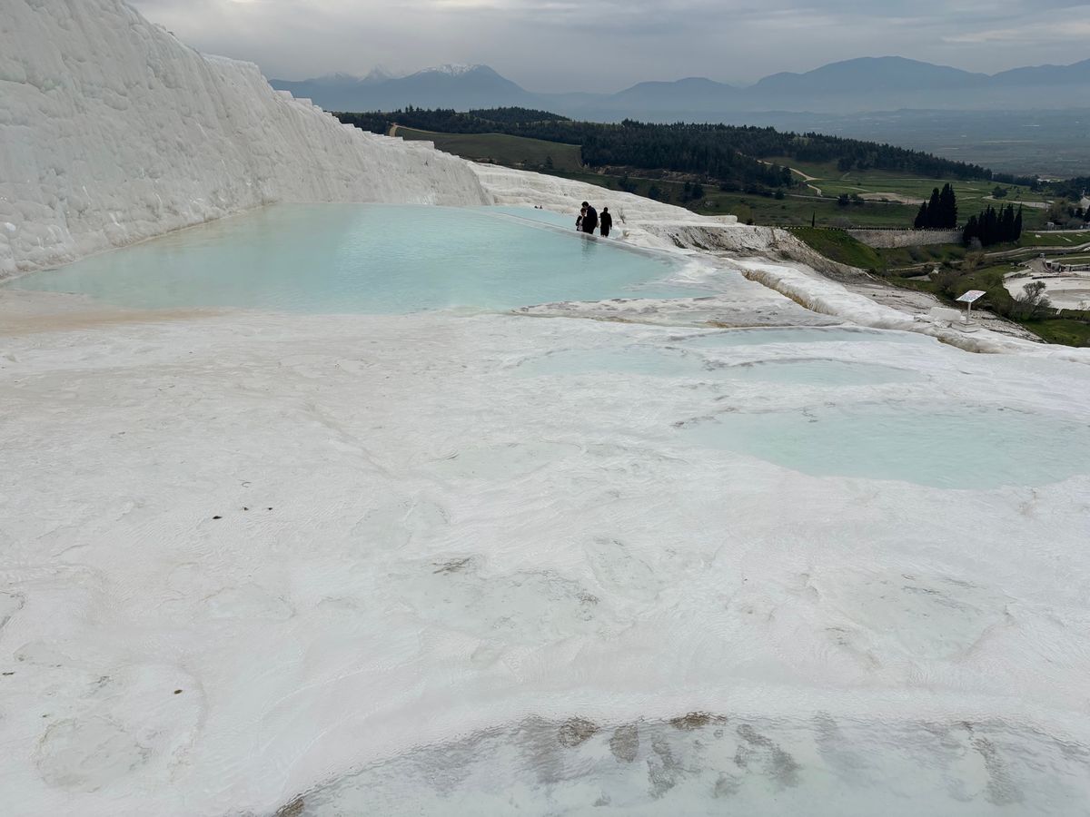パムッカレ　石灰棚の中
温度はぬるめ
一番上のテラスではお湯が枯れた棚があ...