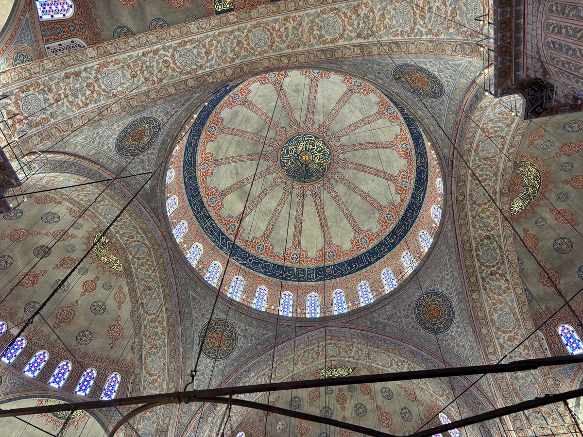 イスタンブール　ブルーモスク
中のタイルの装飾が綺麗