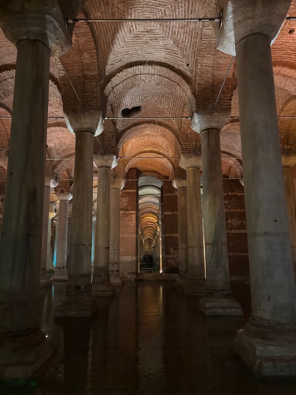 トルコ・イスタンブール「トルコ旅行」の写真：イスタンブール　地下宮殿
柱の下のメデュ...