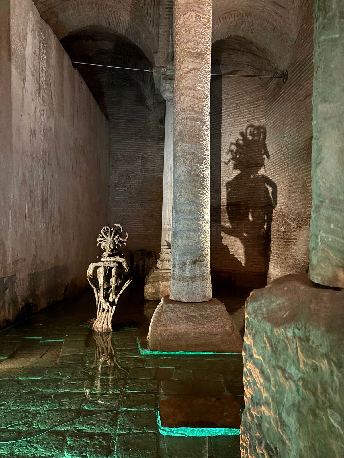 イスタンブール　地下宮殿
柱の下のメデューサが逆さまに設置してあります