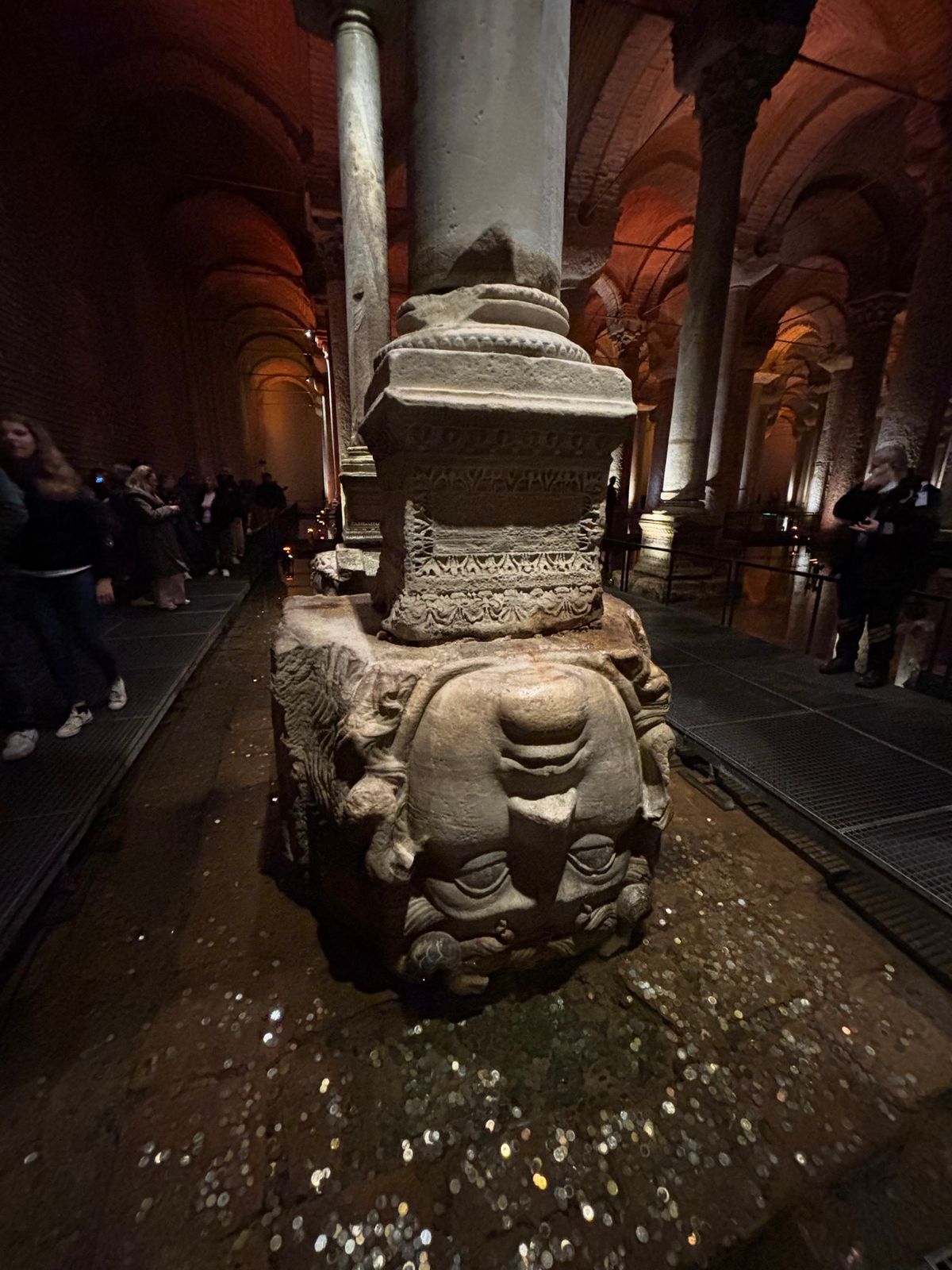 イスタンブール　地下宮殿
柱の下のメデューサが逆さまに設置してあります