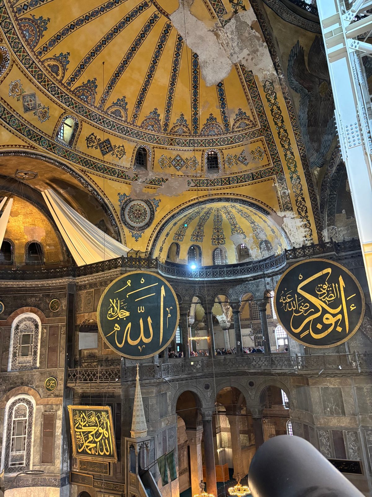 イスタンブール　アヤソフィア
ところどころにキリスト教の遺構があります