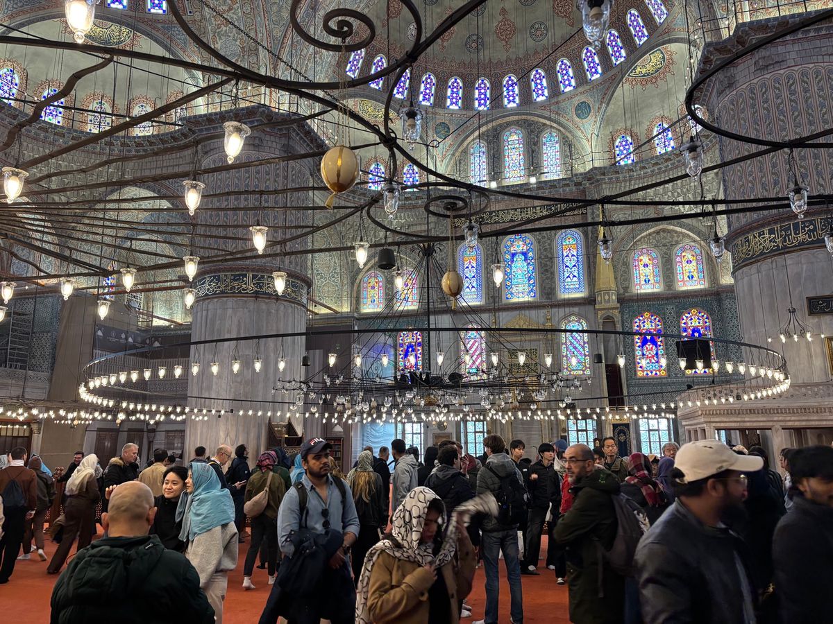 イスタンブール　ブルーモスク
中のタイルの装飾が綺麗