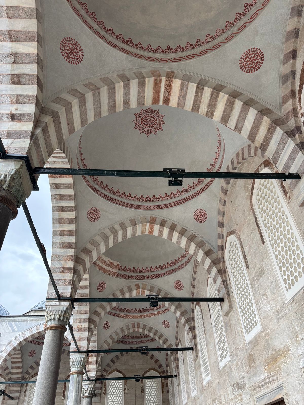 イスタンブール　ブルーモスク
中のタイルの装飾が綺麗