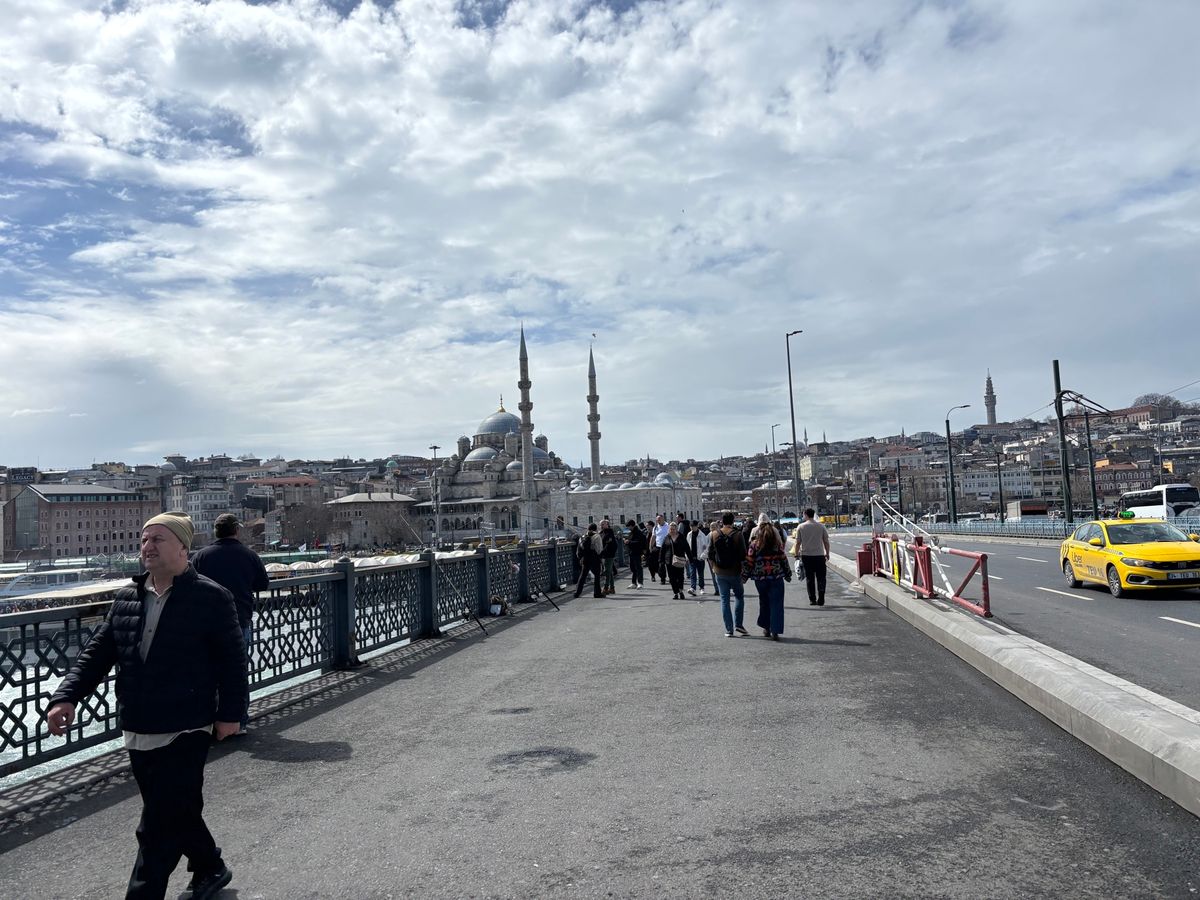 イスタンブール　ガラタ橋
サバサンドをマリオのお店で買いました