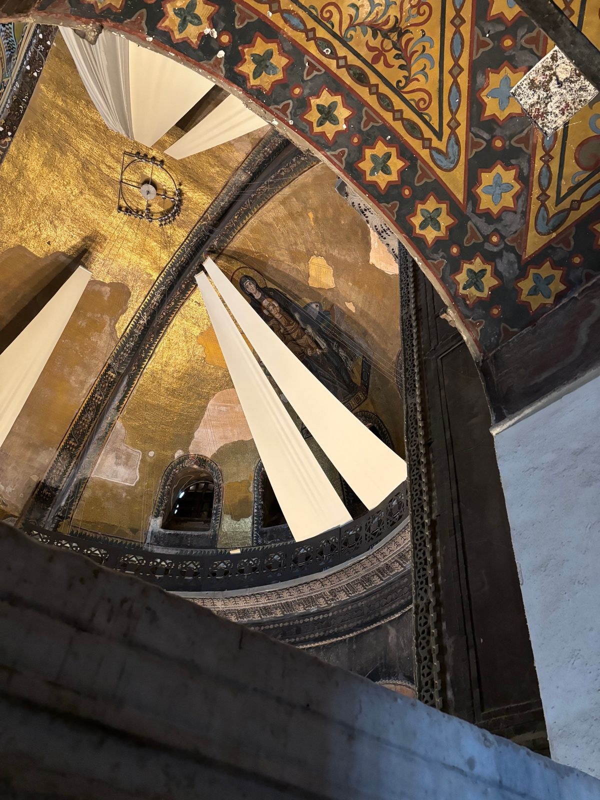 イスタンブール　アヤソフィア
ところどころにキリスト教の遺構があります