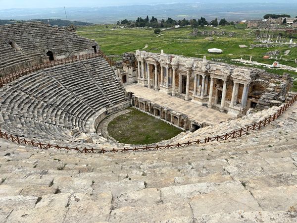 トルコ・イスタンブール「トルコ旅行」の写真：パムッカレ　ヒエラポリス古代劇場
音がよ...