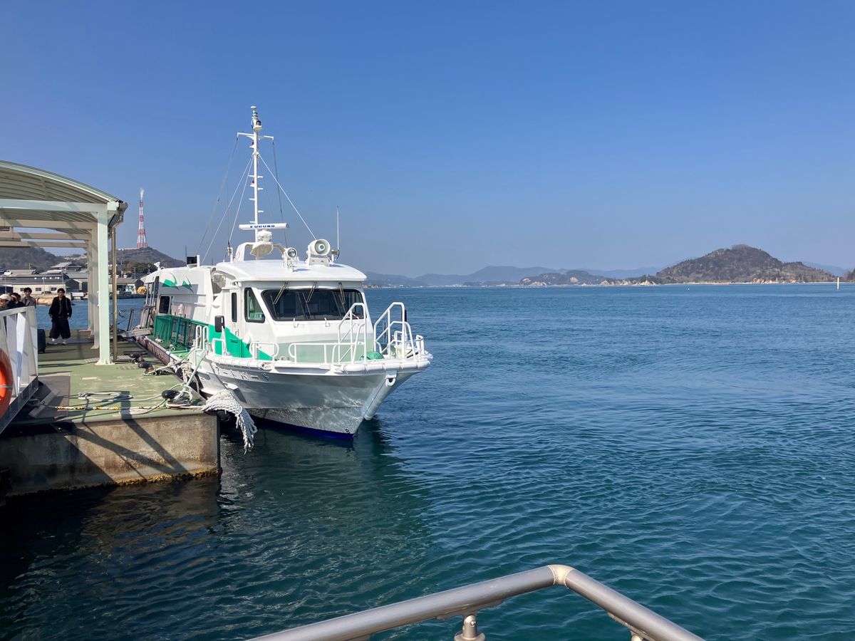 岡山宇野港から小型旅客船で直島へ。赤カボチャのある大きい港ではなく反対側の...
