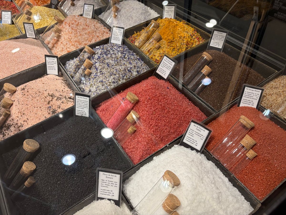パリの百貨店「ギャラリー・ラファイエット」。日本だと日本橋の三越本店って感...