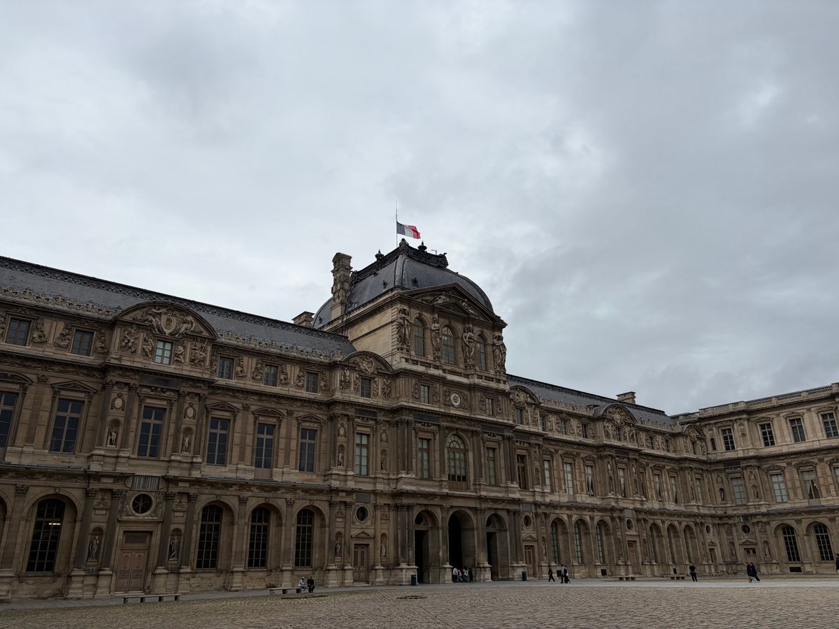 パリでのフリータイムのメインはルーブル美術館。建物自体も美しいですね。
