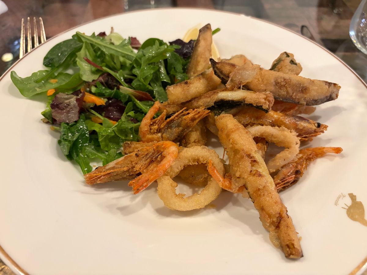 ベネチアでのランチ。イカ墨のスパゲッティと魚介類のフリット。ドルチェはティ...