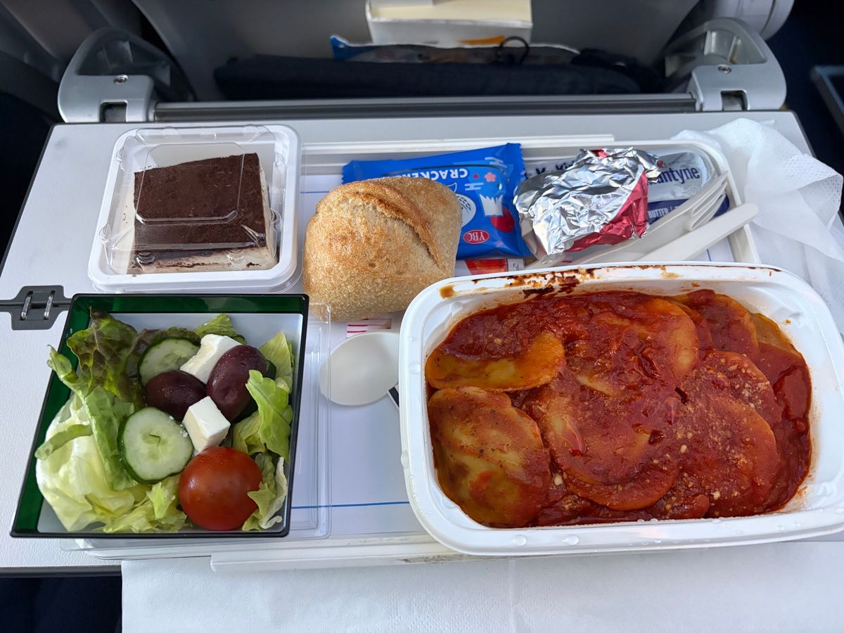 初めてのイタリア・フランスへの旅行。羽田空港からITAで。ローマを中継して...