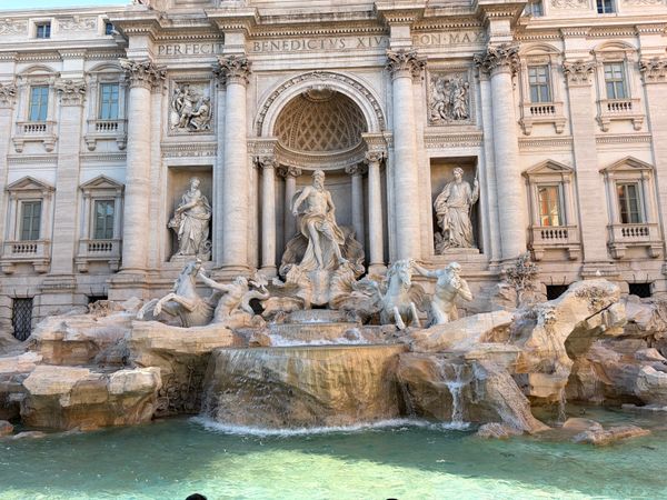 イタリア・ローマ「イタリア周遊・パリ旅行」の写真：ローマに着いて、市内観光。トレビの泉にス...