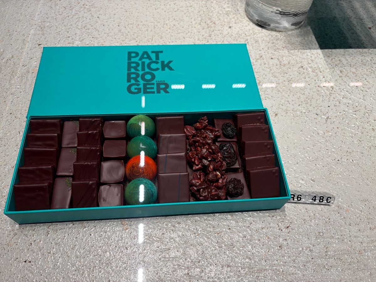 凱旋門近くにあるショコラティエ「パトリック・ロジェ」でお土産のチョコレート...
