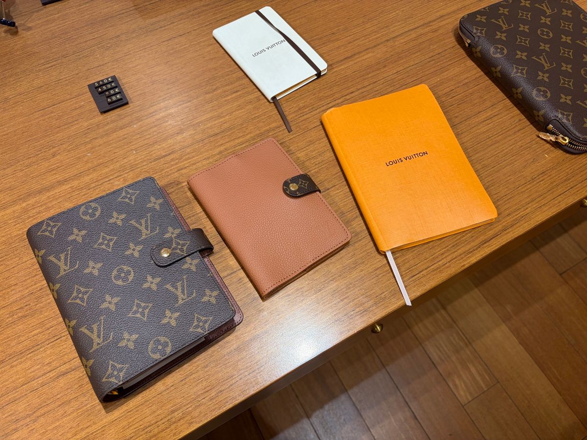 シャンゼリゼ通りにあるルイ・ヴィトンの本店。ここは冷やかしただけ。（笑）