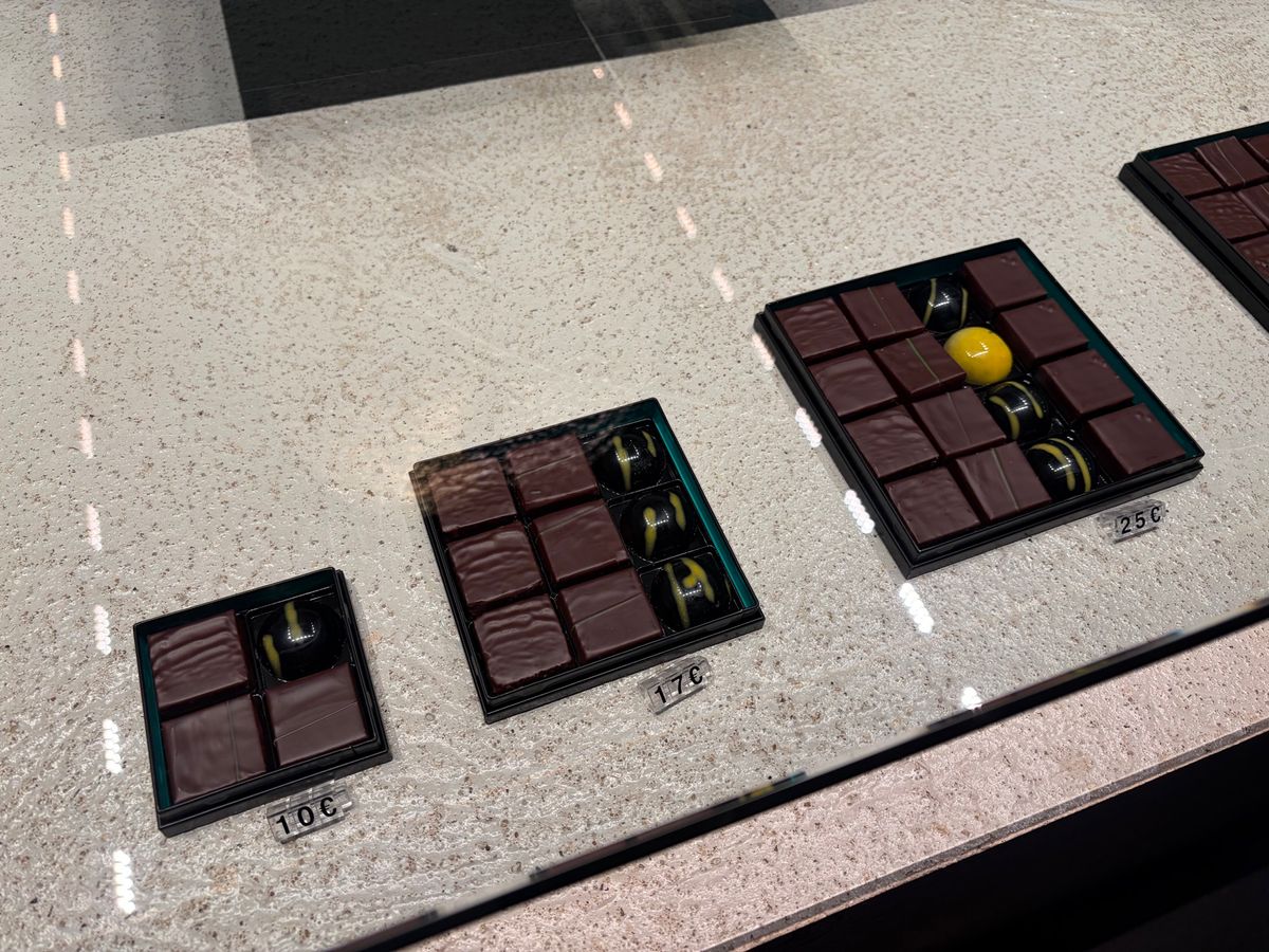 凱旋門近くにあるショコラティエ「パトリック・ロジェ」でお土産のチョコレート...