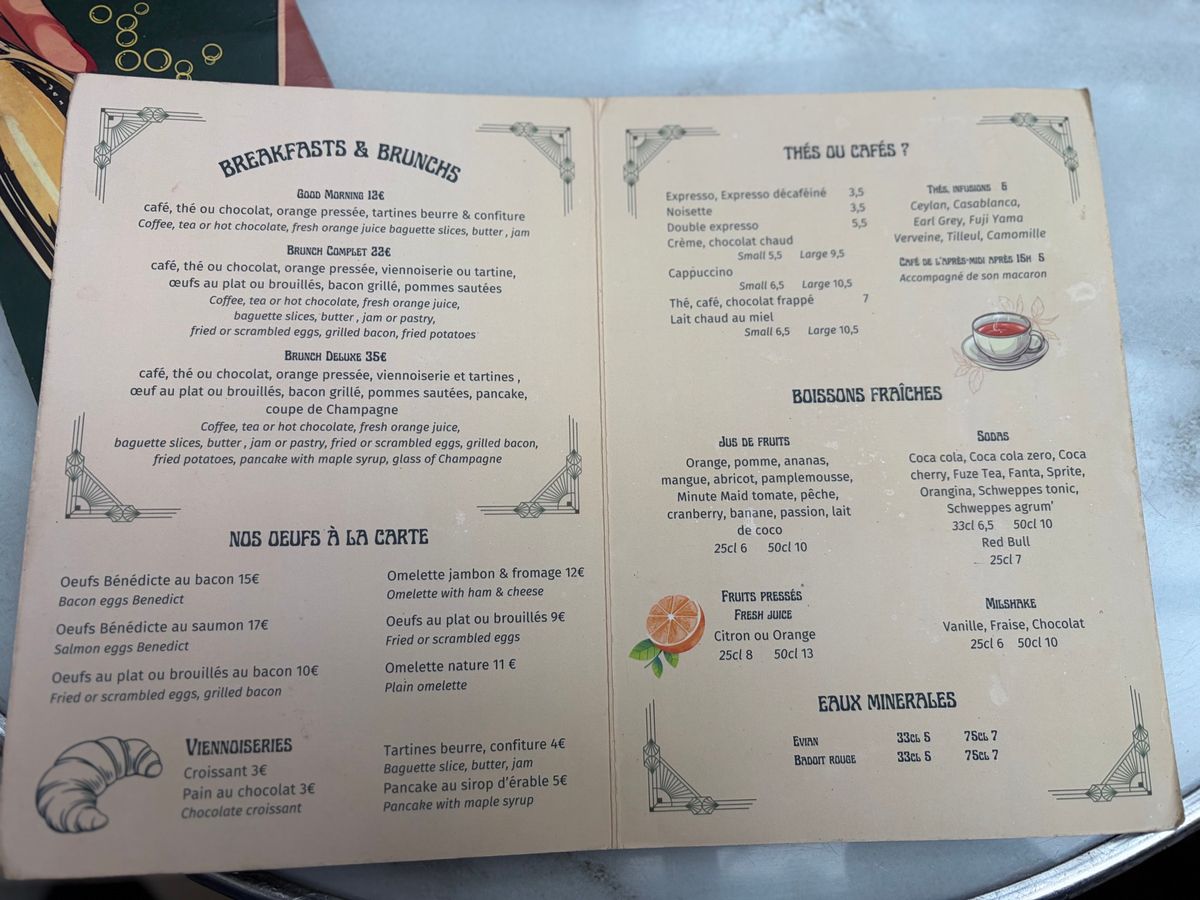 凱旋門近くにあるカフェ「Cafe de Paris」で一休み。ここもお洒落...