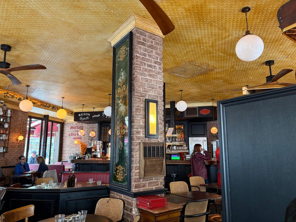 パリでのランチはルーブル美術館の近くにある「Cafe de Louvre」...