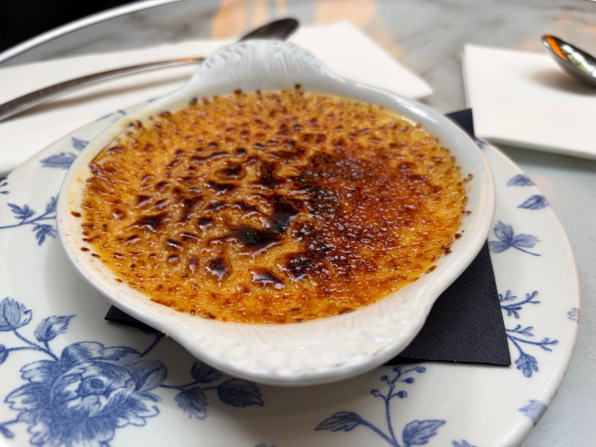 凱旋門近くにあるカフェ「Cafe de Paris」で一休み。ここもお洒落...