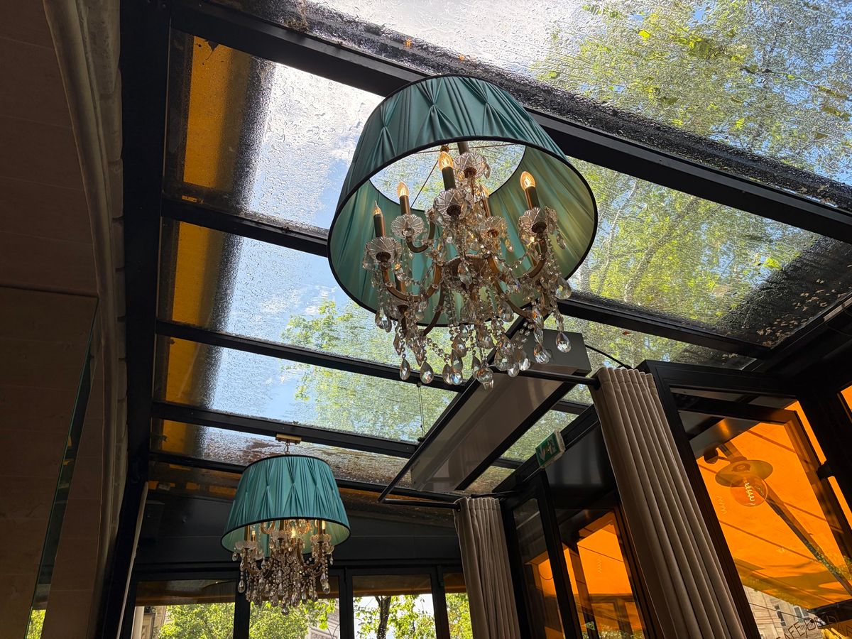 凱旋門近くにあるカフェ「Cafe de Paris」で一休み。ここもお洒落...