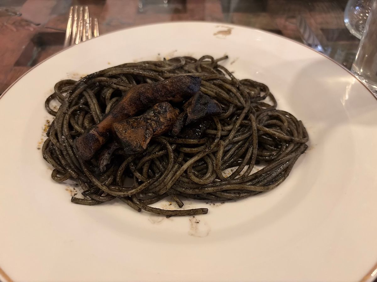 ベネチアでのランチ。イカ墨のスパゲッティと魚介類のフリット。ドルチェはティ...