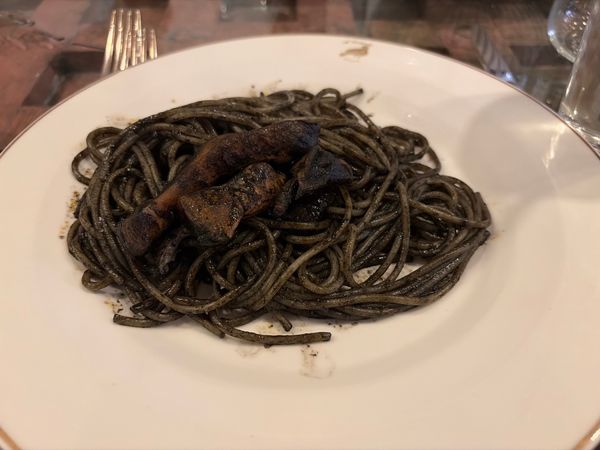 イタリア・ローマ「イタリア周遊・パリ旅行」の写真：ベネチアでのランチ。イカ墨のスパゲッティ...