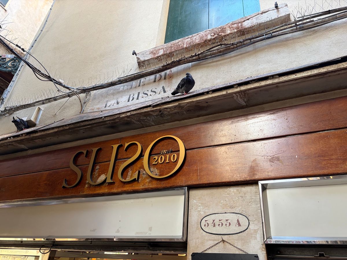 ベネチアの路地裏にあるお店でジェラート。人気店のようでした。