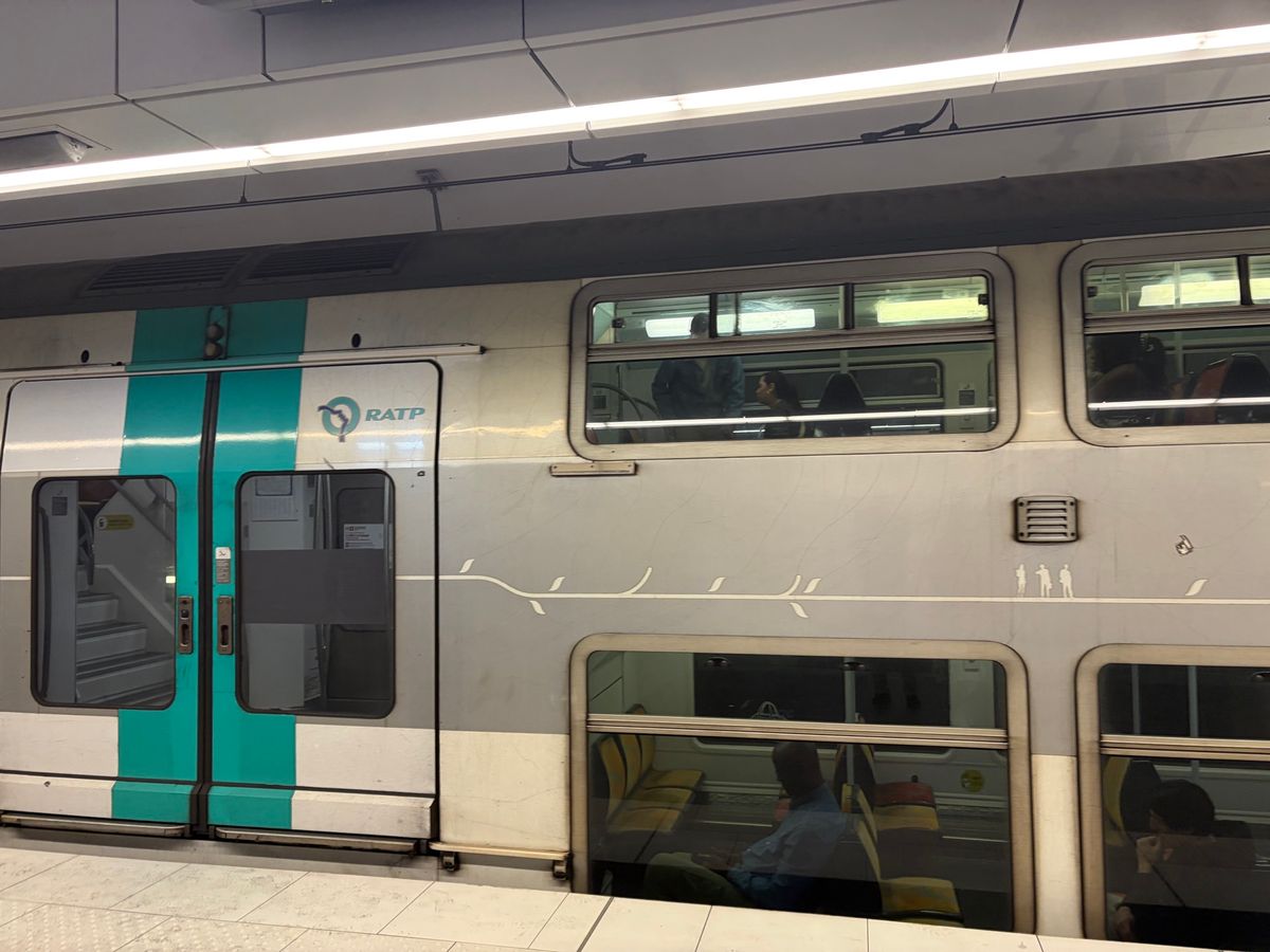 パリの地下鉄。日本の地下鉄とちょいと乗り方が違うので戸惑いました。