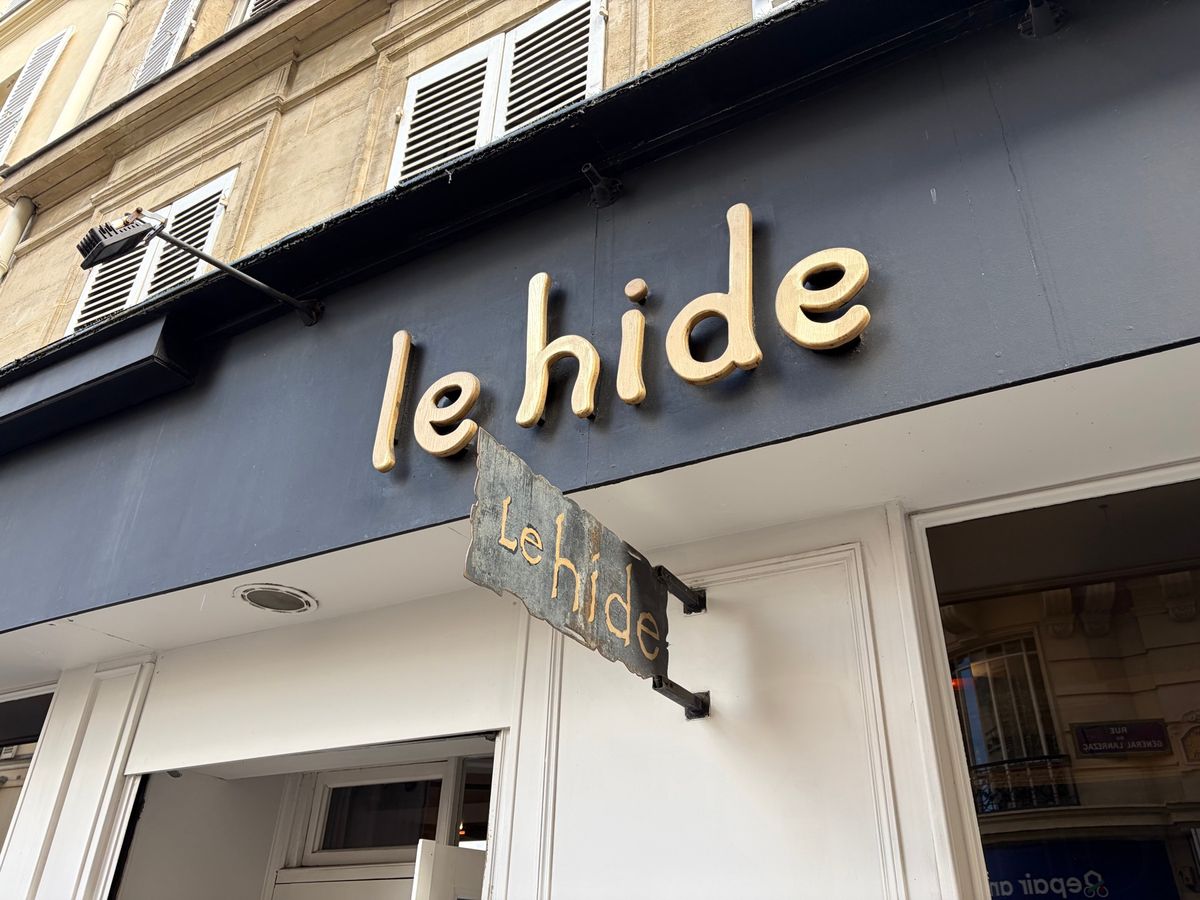パリの晩餐は凱旋門近くにあるビストロ「L e Hide」でした。日本人シェ...