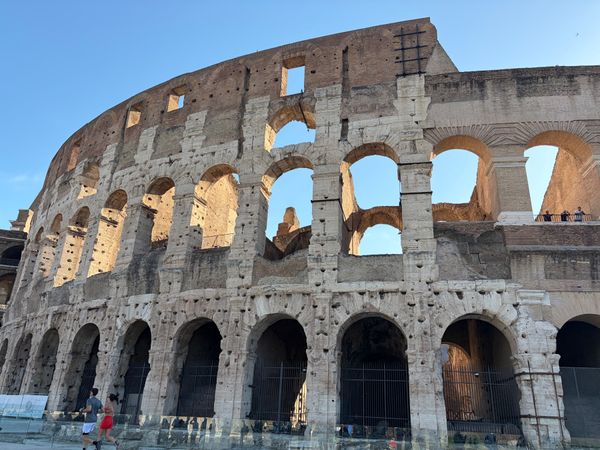 イタリア・ローマ「イタリア周遊・パリ旅行」の写真：コロッセオ。古代の遺跡が現代の街の中にある！