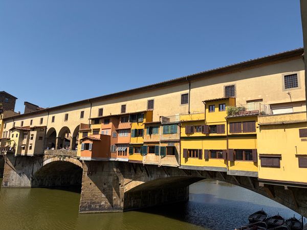 イタリア・ローマ「イタリア周遊・パリ旅行」の写真：ベッキオ橋。橋の両脇にはお店がずらりと並...