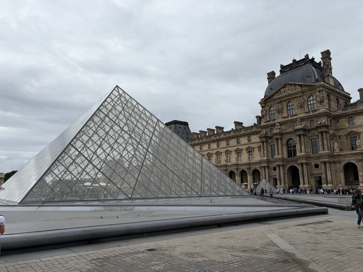 パリでのフリータイムのメインはルーブル美術館。建物自体も美しいですね。