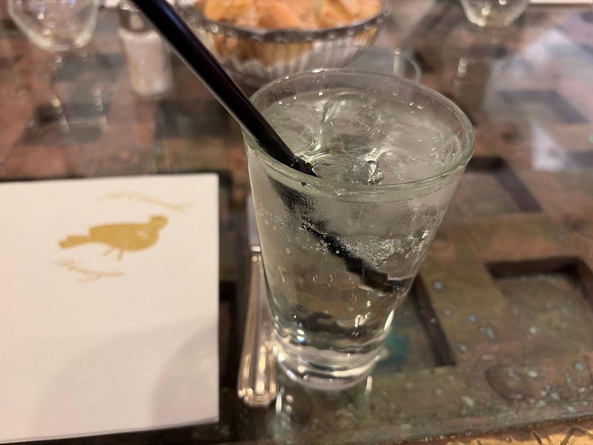 ベネチアでのランチ。イカ墨のスパゲッティと魚介類のフリット。ドルチェはティ...
