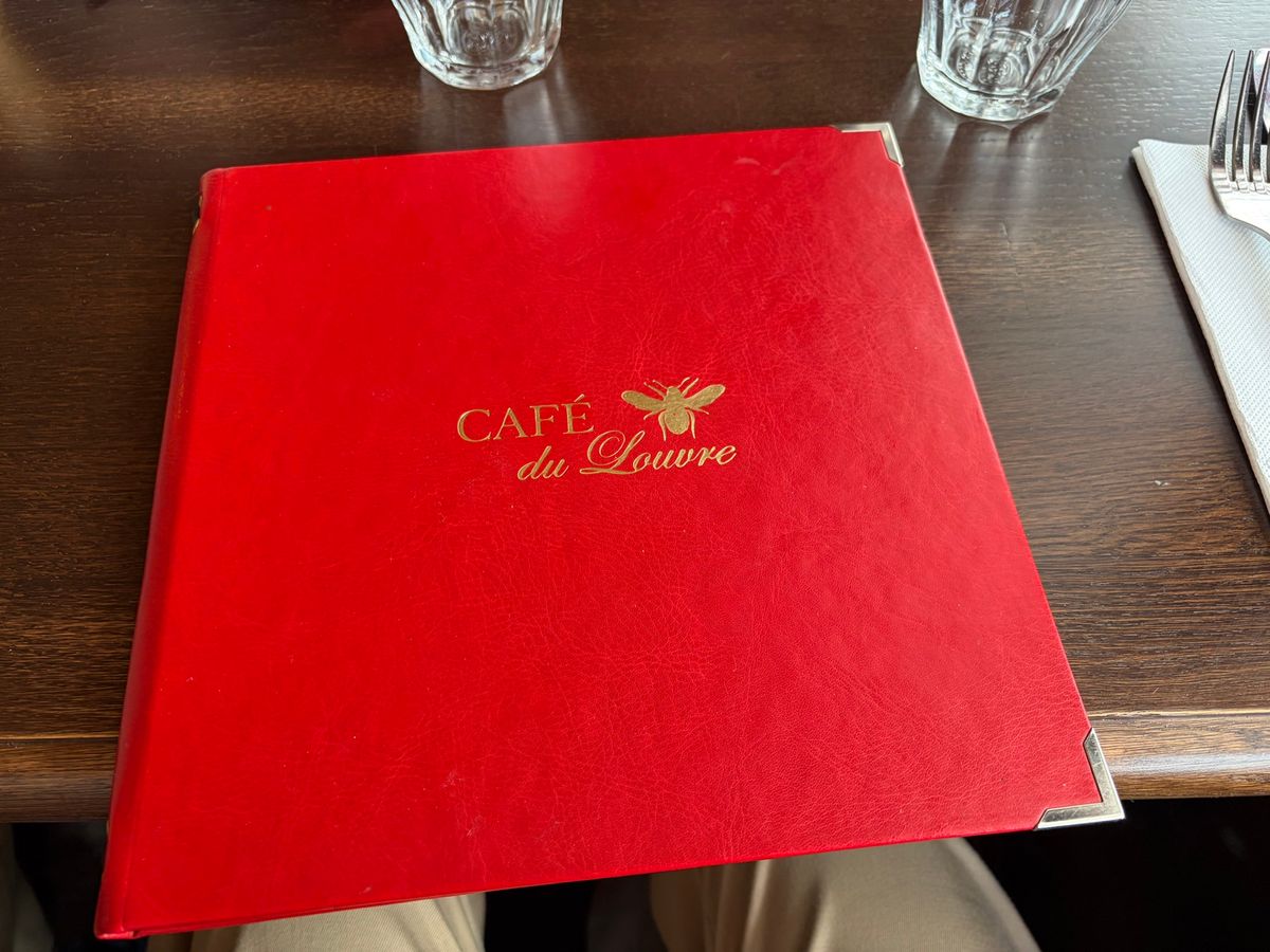 パリでのランチはルーブル美術館の近くにある「Cafe de Louvre」...