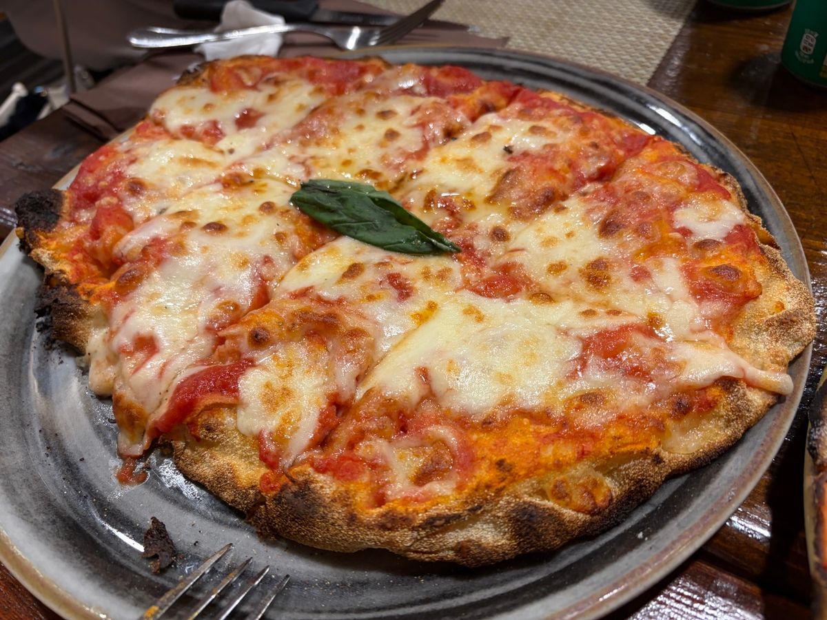 ローマでの最初の晩餐は、ホテル近くにあったピッツェリア。地元の人が集うお店...
