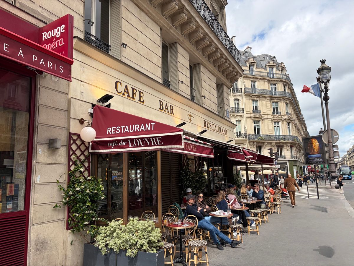 パリでのランチはルーブル美術館の近くにある「Cafe de Louvre」...