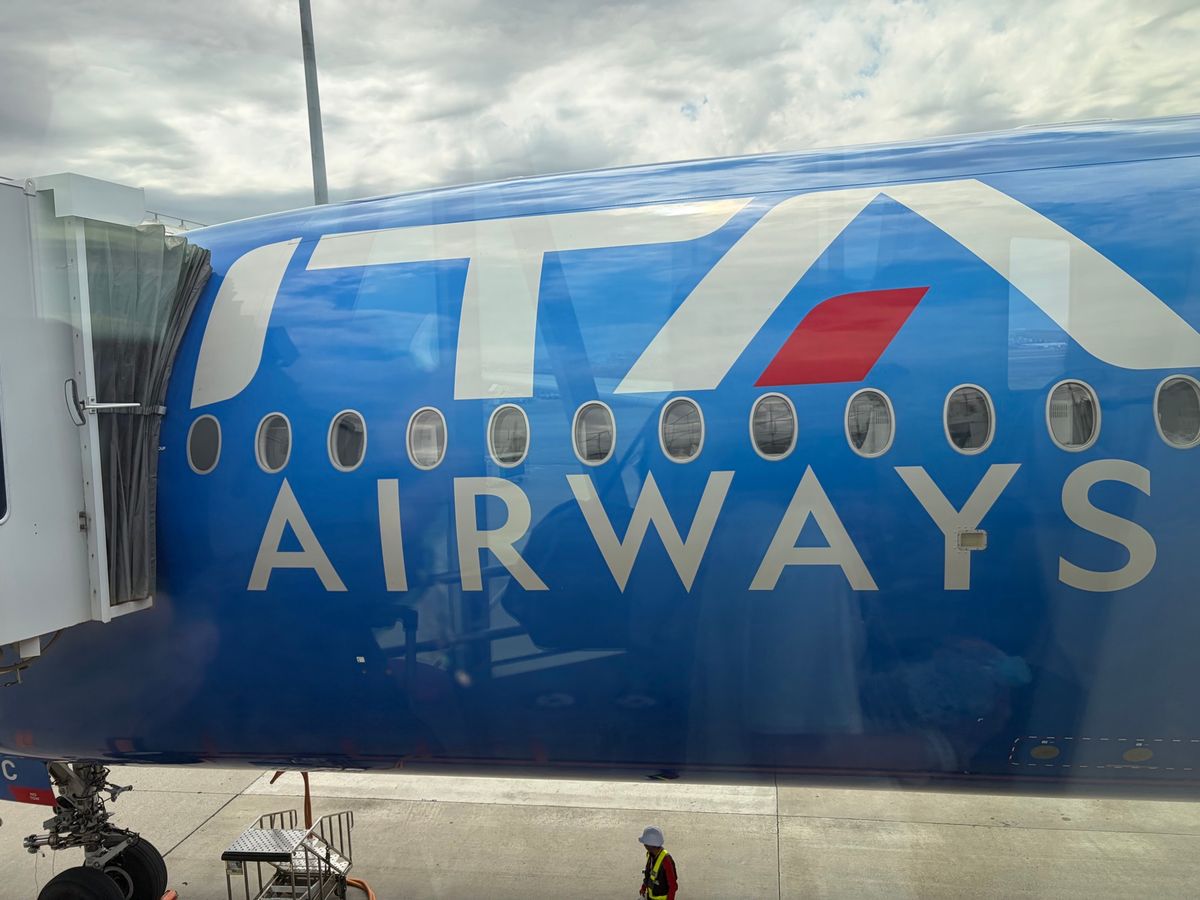 初めてのイタリア・フランスへの旅行。羽田空港からITAで。ローマを中継して...