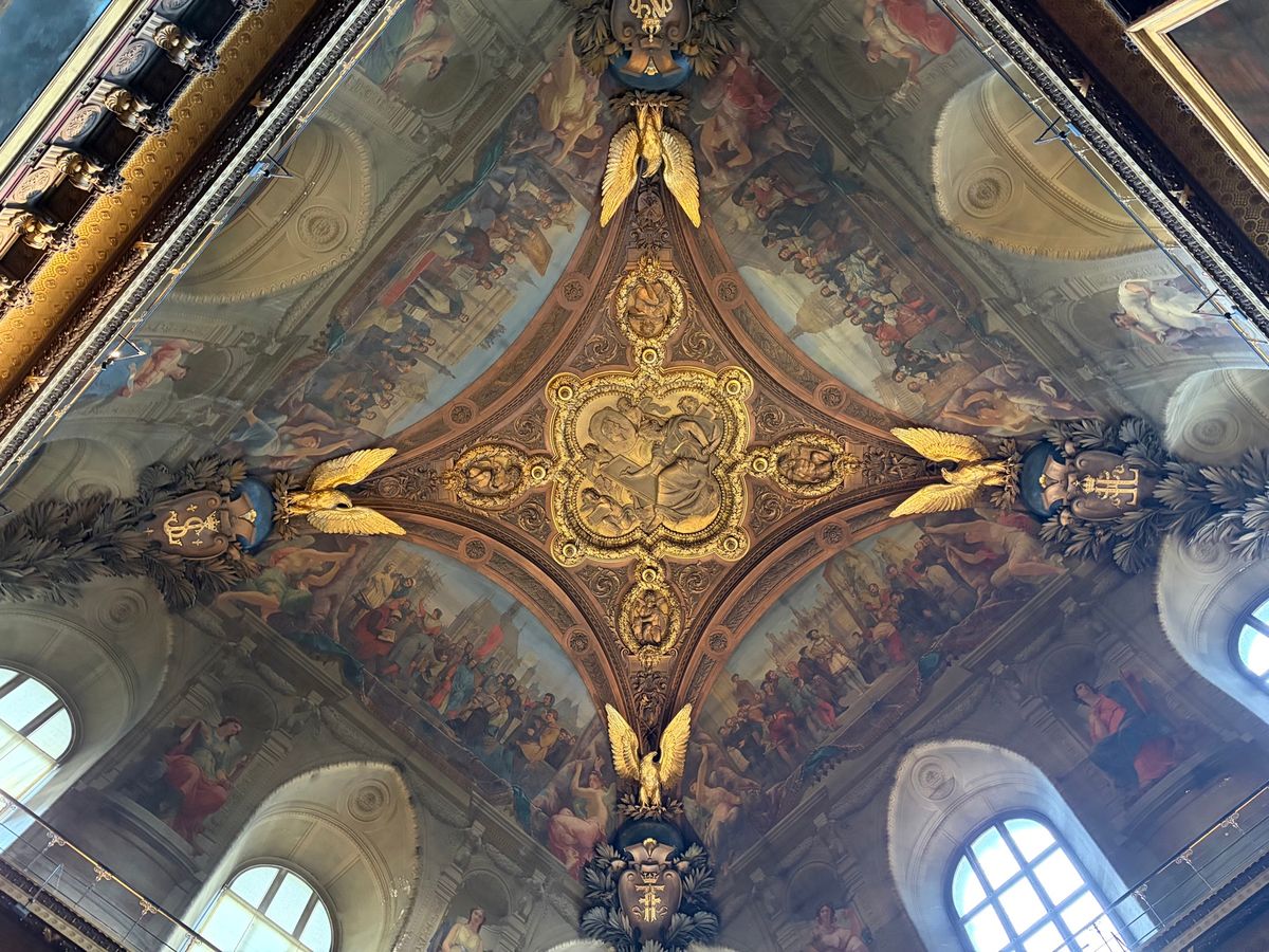 パリでのフリータイムのメインはルーブル美術館。建物自体も美しいですね。