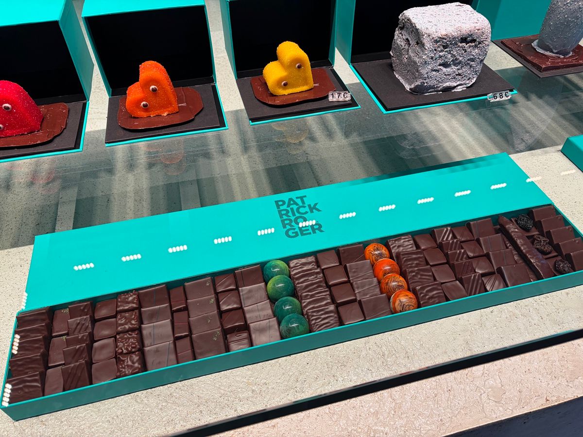 凱旋門近くにあるショコラティエ「パトリック・ロジェ」でお土産のチョコレート...
