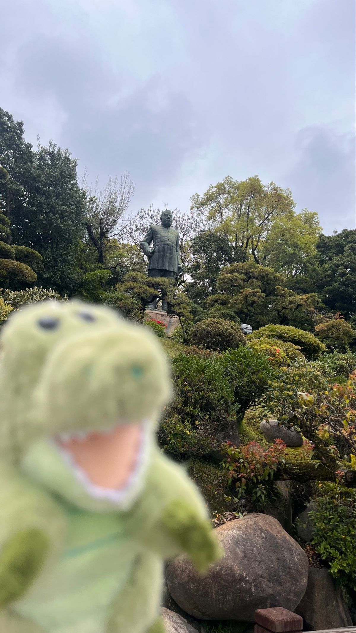 西郷隆盛像は大きい。岡本太郎の椅子も大きい