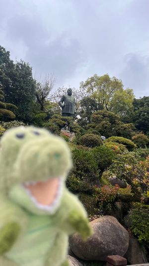 西郷隆盛像は大きい。岡本太郎の椅子も大きい